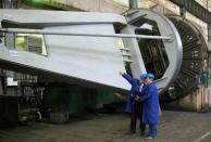 Open cable support for cabling machine. Welding subjected to alternating fatigue stress. Ø4.5m length 9m weight 14T, machining the roll band with Ra 0.8 surface finish 